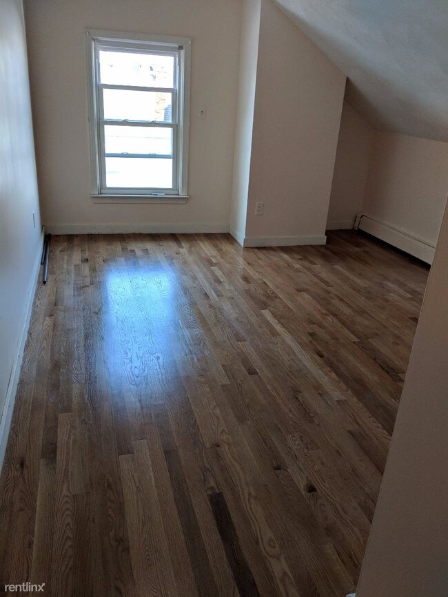 Building Photo - 3 br, 1 bath  - 127 Otis St