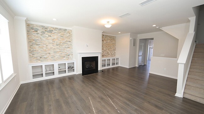 Foto del edificio - Upgraded & Spacious End Unit Townhome in V...