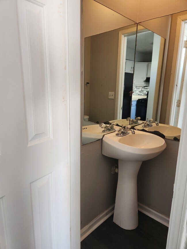 Foto del edificio - Spacious 3 Story Townhome