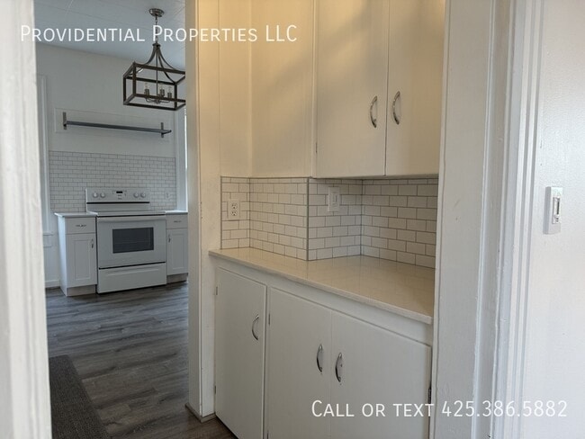 Building Photo - 424 8th Ave W