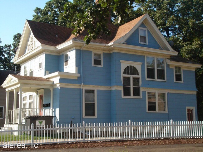 Building Photo - 915 1st Dr NW