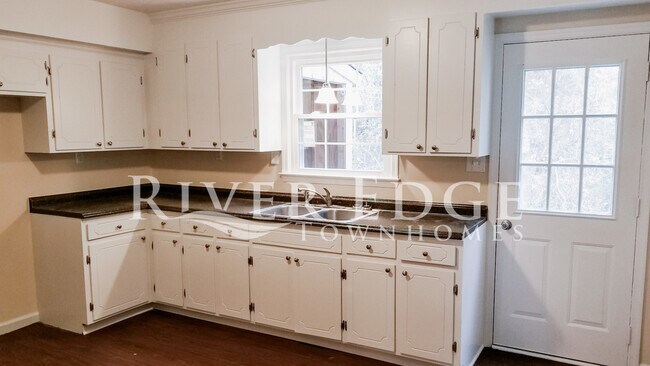 Kitchen - 510 Lusardi Dr