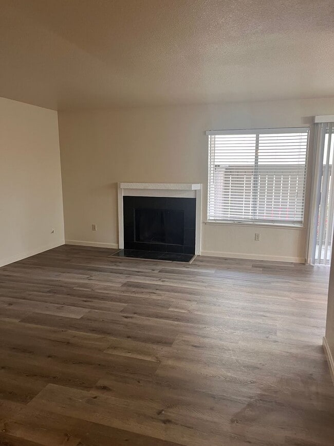 Building Photo - Desirable 2 Bedroom Condo in the Timberlak...