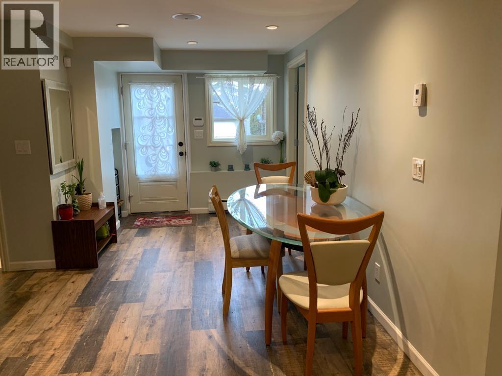 Photo principale - 329 W 23 St