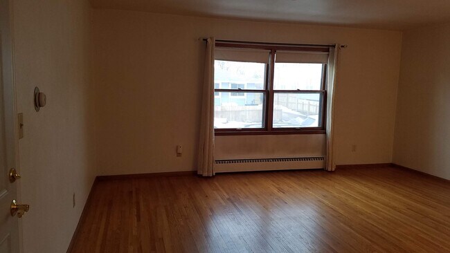 Foto del edificio - 1022 Arkwright St N