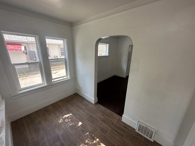 Building Photo - 611 6th St