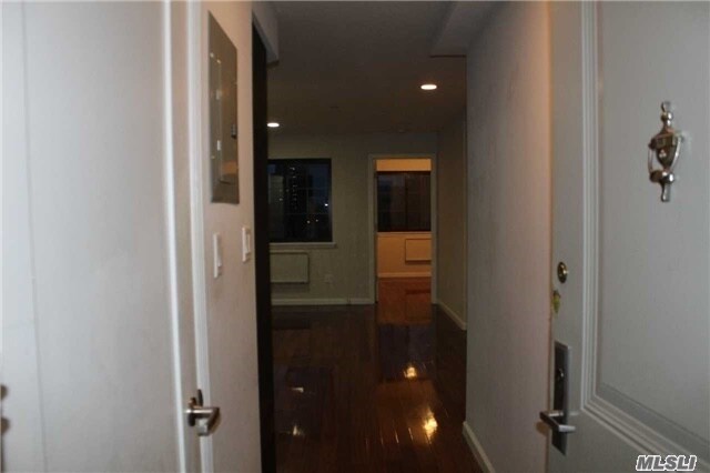 Building Photo - 144-85 Roosevelt Ave