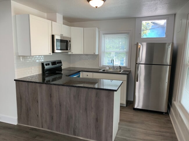 Building Photo - 2 Bed/1 Bath - Unit 12