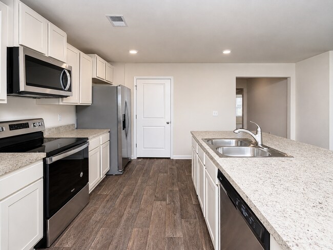 Foto del edificio - Beautiful 3 Bedroom Home with a Fenced Backyard