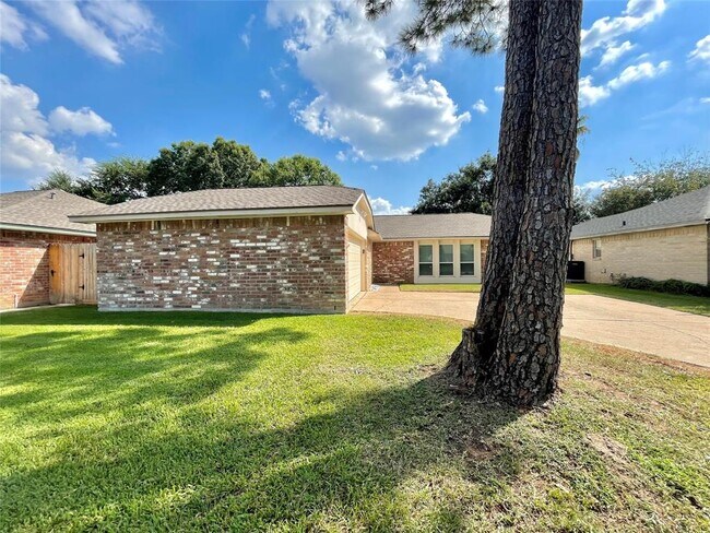 Building Photo - 16319 Maplemont Dr
