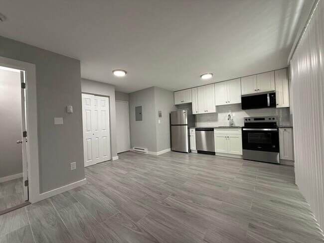 Building Photo - 565 Hyde Park Ave