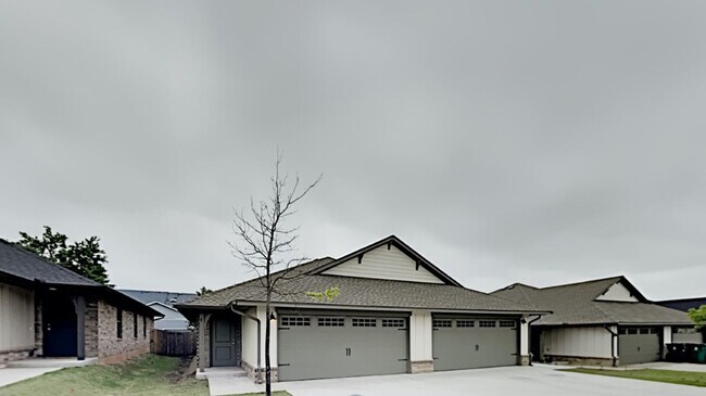 Building Photo - 2 Bedrooms 2 Bathroom 2 Car Garage Duplex ...