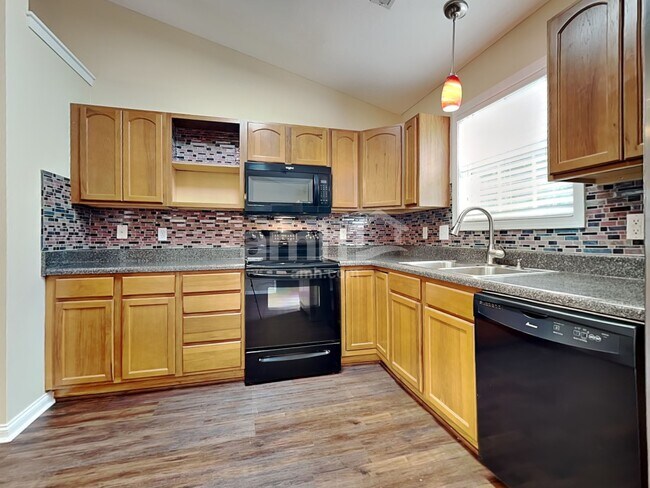 Foto del edificio - 617 Drakewood Rd