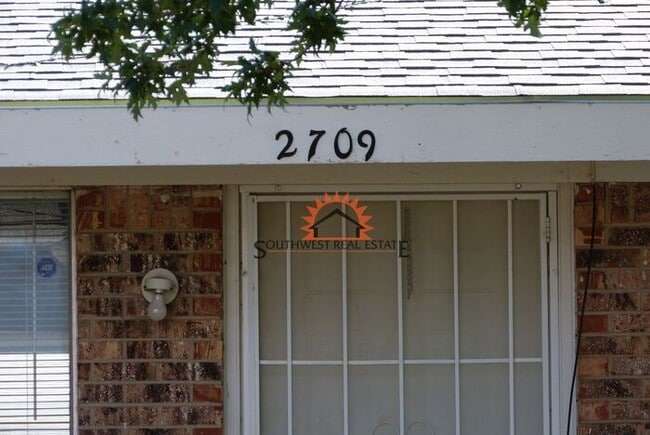 Building Photo - Spacious 3 bedroom 2 bathroom home.