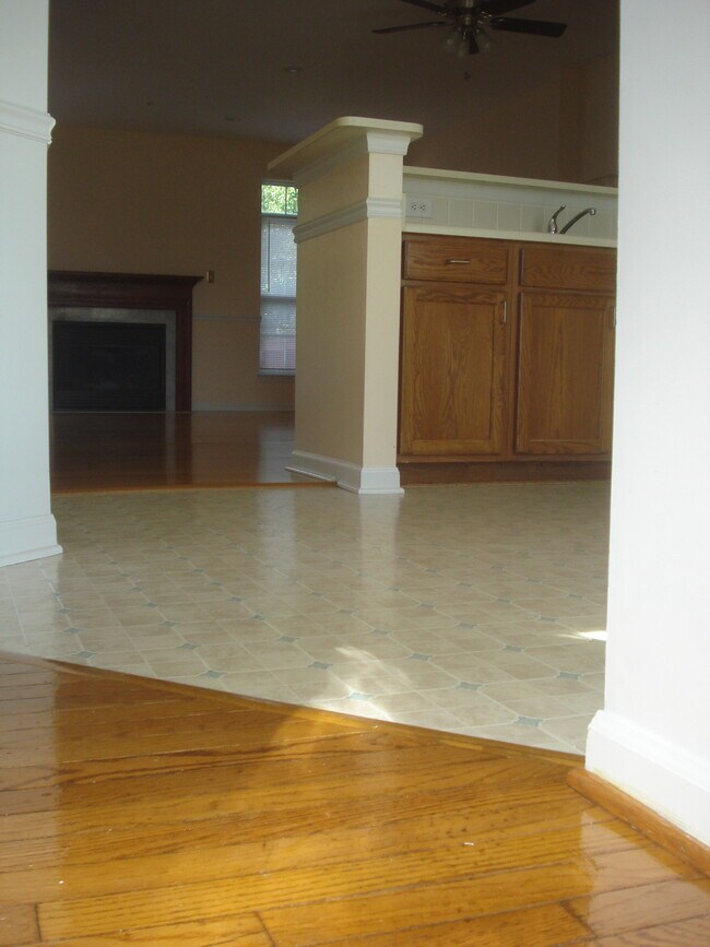Foto del edificio - 445 Amelanchier Ct