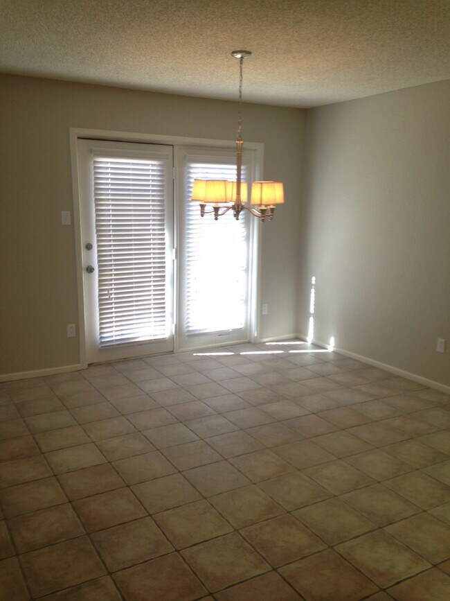 Building Photo - Cute 3 Bedroom home