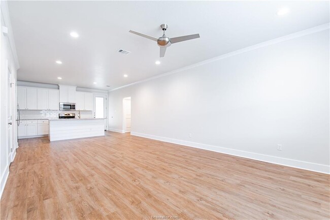 Building Photo - 613 Dominik Dr