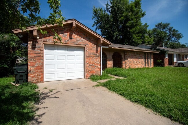 Building Photo - 3 Bed 1 Bath in Midwest City! Half off on ...