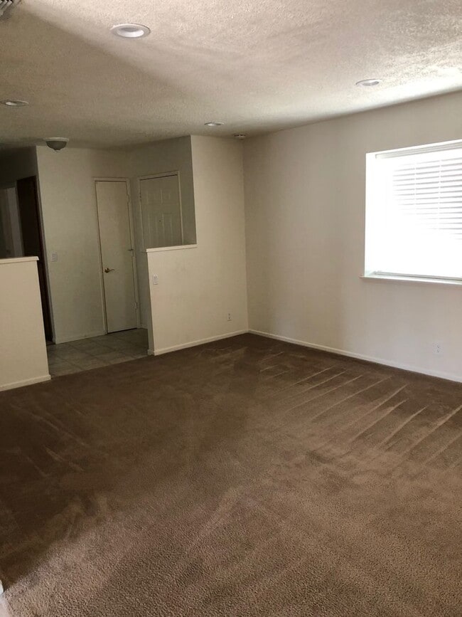 Building Photo - 3 BEDROOM APPLE VALLEY HOME