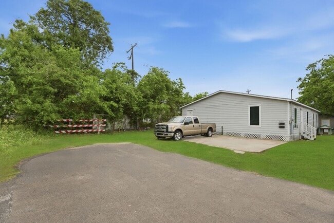 Building Photo - 303 Gans St