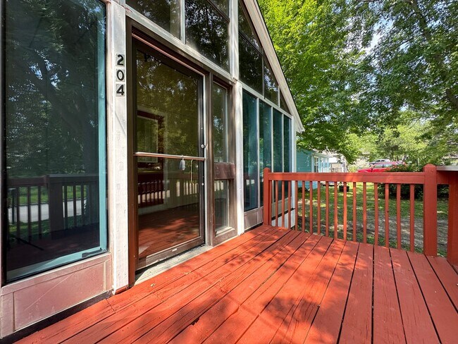 Building Photo - Beautiful 3 Bedroom Home Available!