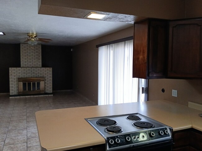 Foto del edificio - Spacious 3 bedroom, 2 bathroom home! Showi...