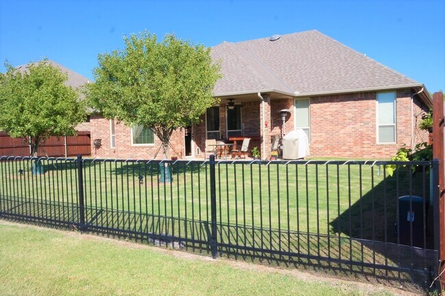 Foto del edificio - Gorgeous Custom Home with 3 Car Garage and...