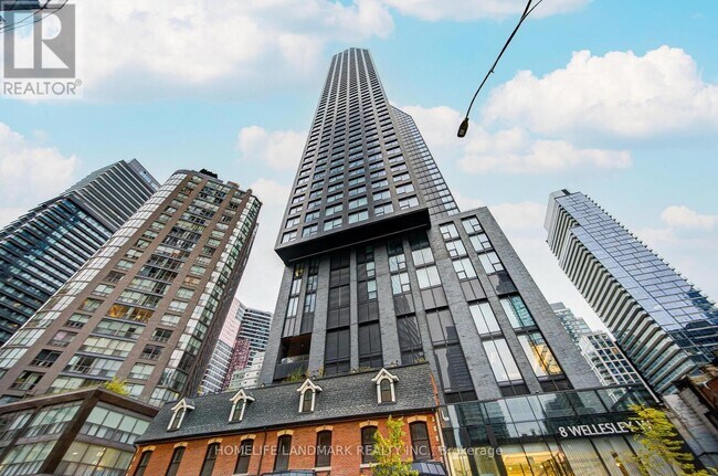 Photo du bâtiment - 8 Wellesley St W