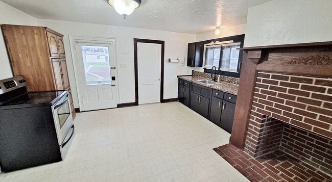 Building Photo - 104 W King St