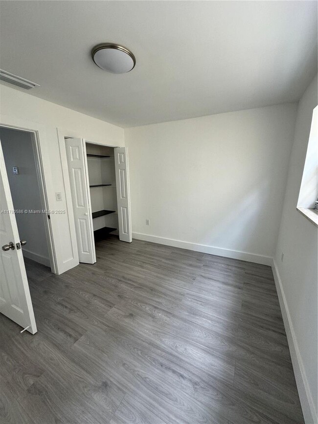 Building Photo - 1550 W 7th Ct