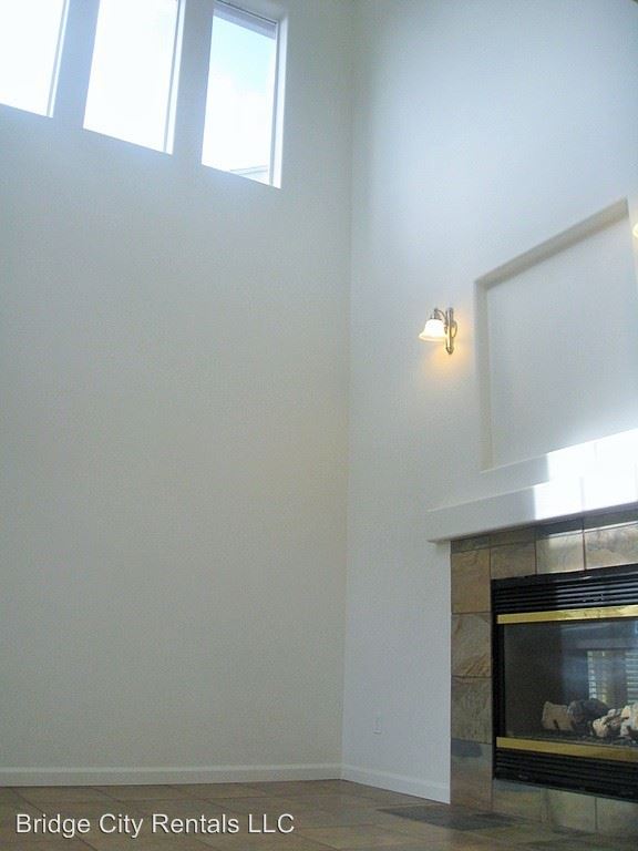 Foto del edificio - 5615 NE Damsel Dr