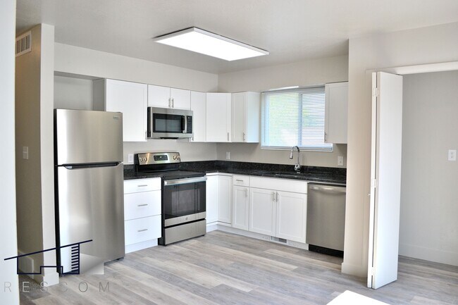 Building Photo - 221 N Pingree Ave