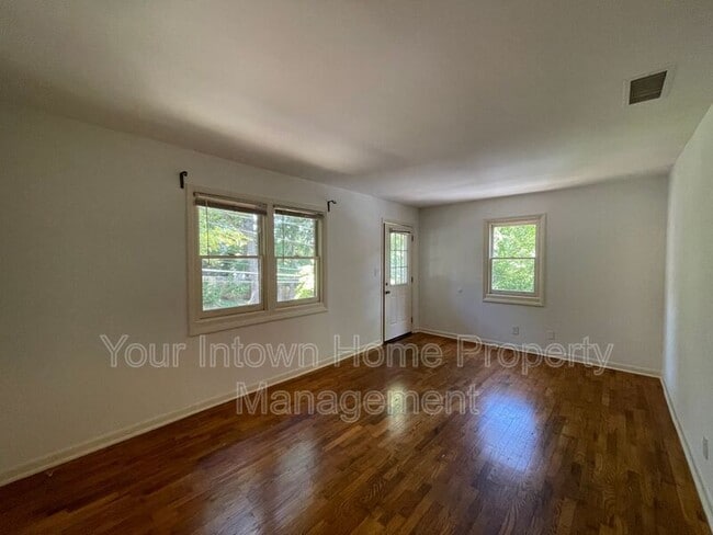 Building Photo - 824 San Antonio Dr NE