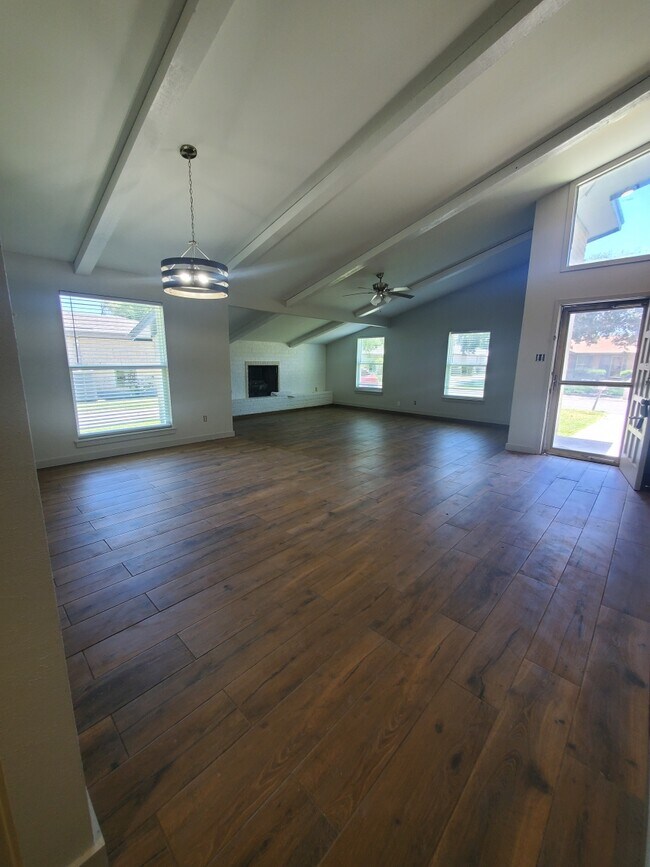 Building Photo - 119 Poesta Dr
