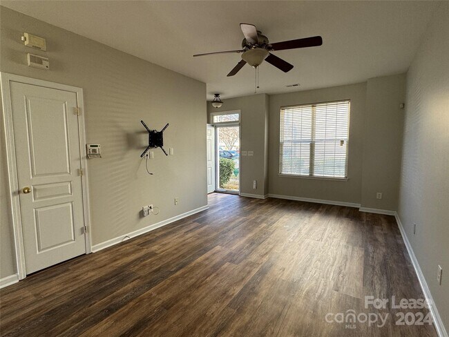 Building Photo - 5541 Seths Dr