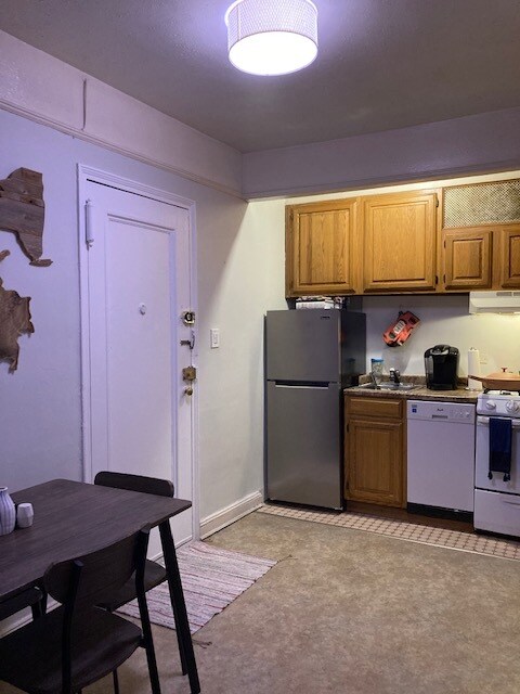 eat-in-kitchen - 6574 Saunders St