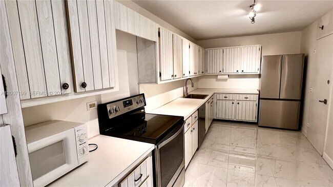 Foto del edificio - 6039 Collins Ave