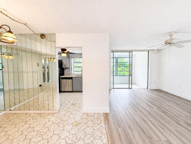 Foto del edificio - 9101 Lime Bay Blvd
