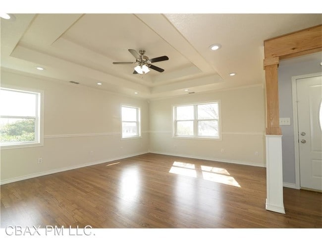 Building Photo - 1027 E Wintergreen Rd