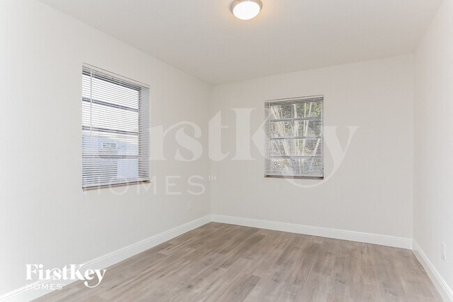 Foto del edificio - 1571 NE 44th St