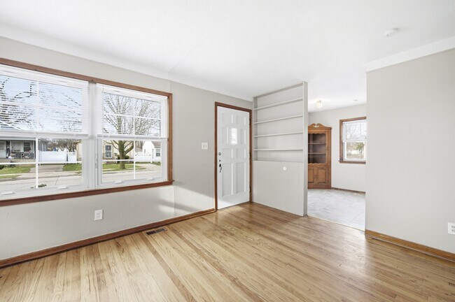 Foto del edificio - 8048 Timken Ave
