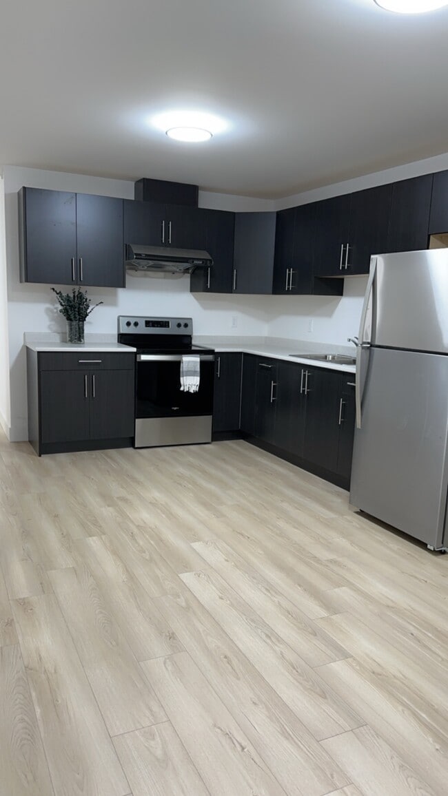 Building Photo - 16679 15A Av
