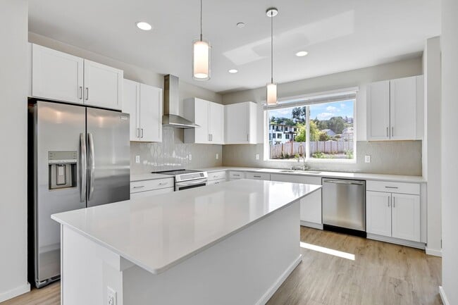 Building Photo - 4 Bed 3 Bath Townhouse for Rent!