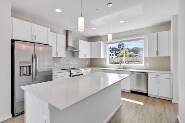 Foto del edificio - 4 Bed 3 Bath Townhouse for Rent!