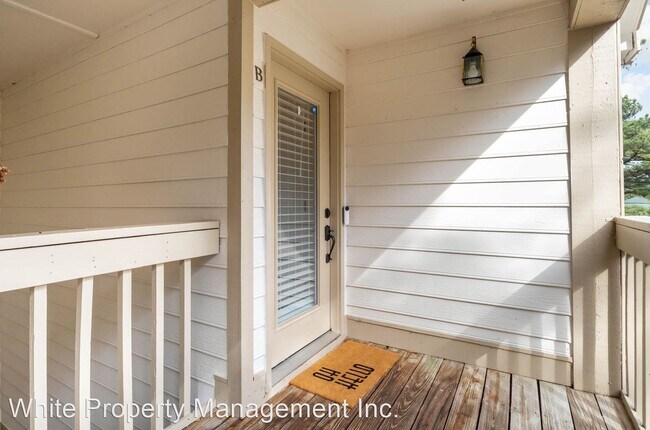 Building Photo - 1 br, 1 bath House - 1052 Churchill Downs ...