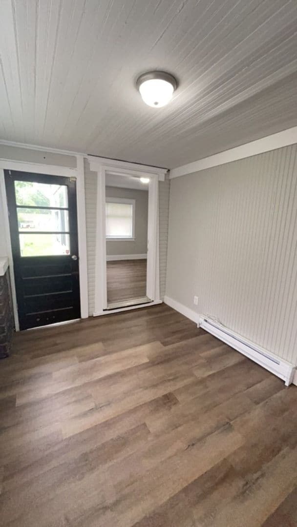 Building Photo - For Rent: 2 Bed 1 Bath with Fence + 1 Gar Garage + Deck!