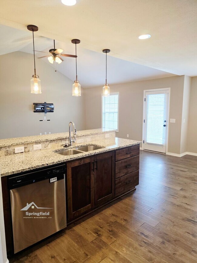 Foto del edificio - Republic -Newer w/ 3 Car Garage - Close To Republic High School