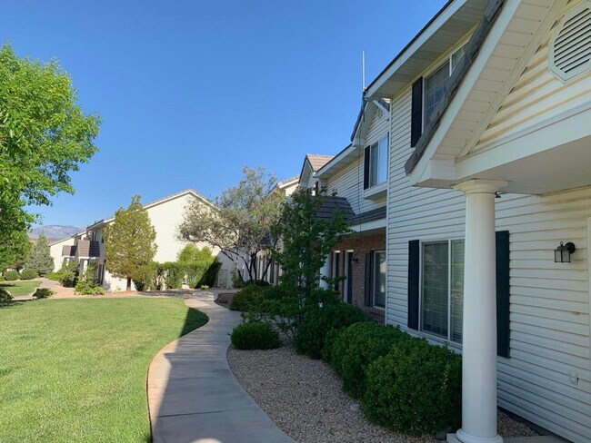 Building Photo - SMALL PETS FRIENDLY!! Beautiful Lexington ...