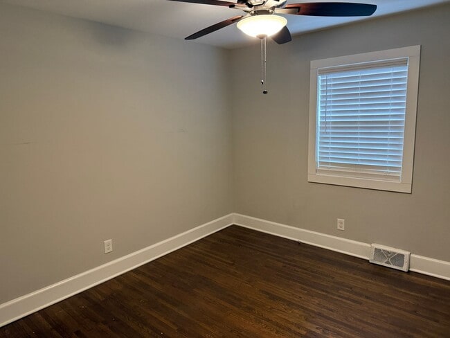 Building Photo - Lovely Three Bedroom Home in Windsor Park!