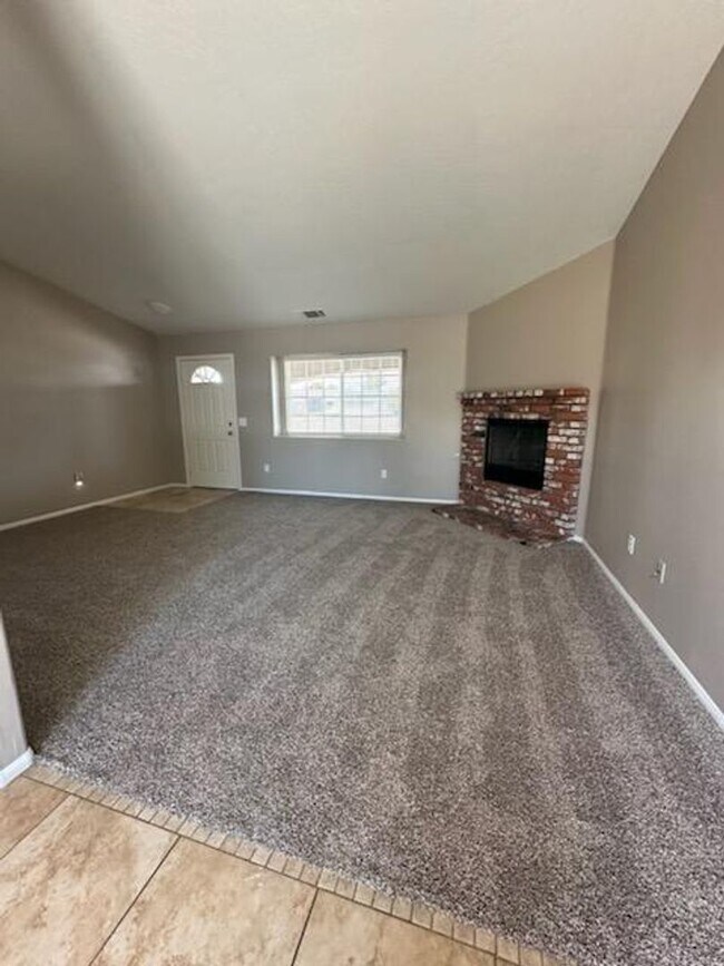 Foto del edificio - SPACIOUS 3 BEDROOM PLUS BONUS ROOM IN HESP...